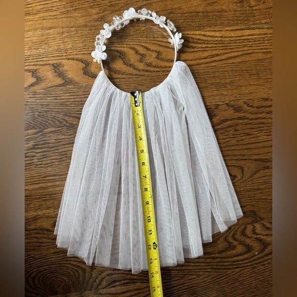 Claire’s White Communion Veil Flower Girl Headband with Pearls & Crystal Flowers - Picture 4 of 8